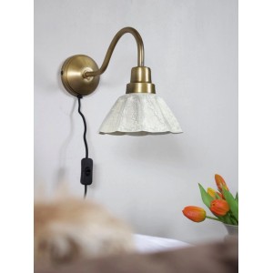 PR Home Ester Wandleuchte mit Marmor-Schirm und Messingarm. Vintage-Stil.