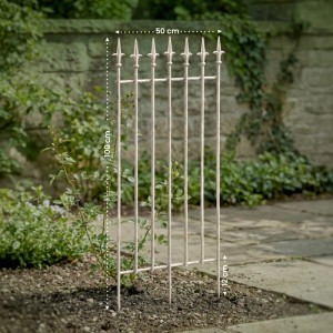 Antik-creme Metall Rankgitter 50x100cm für Kletterpflanzen. Jugendstil Rankhilfe mit Erdspießen im Garten.