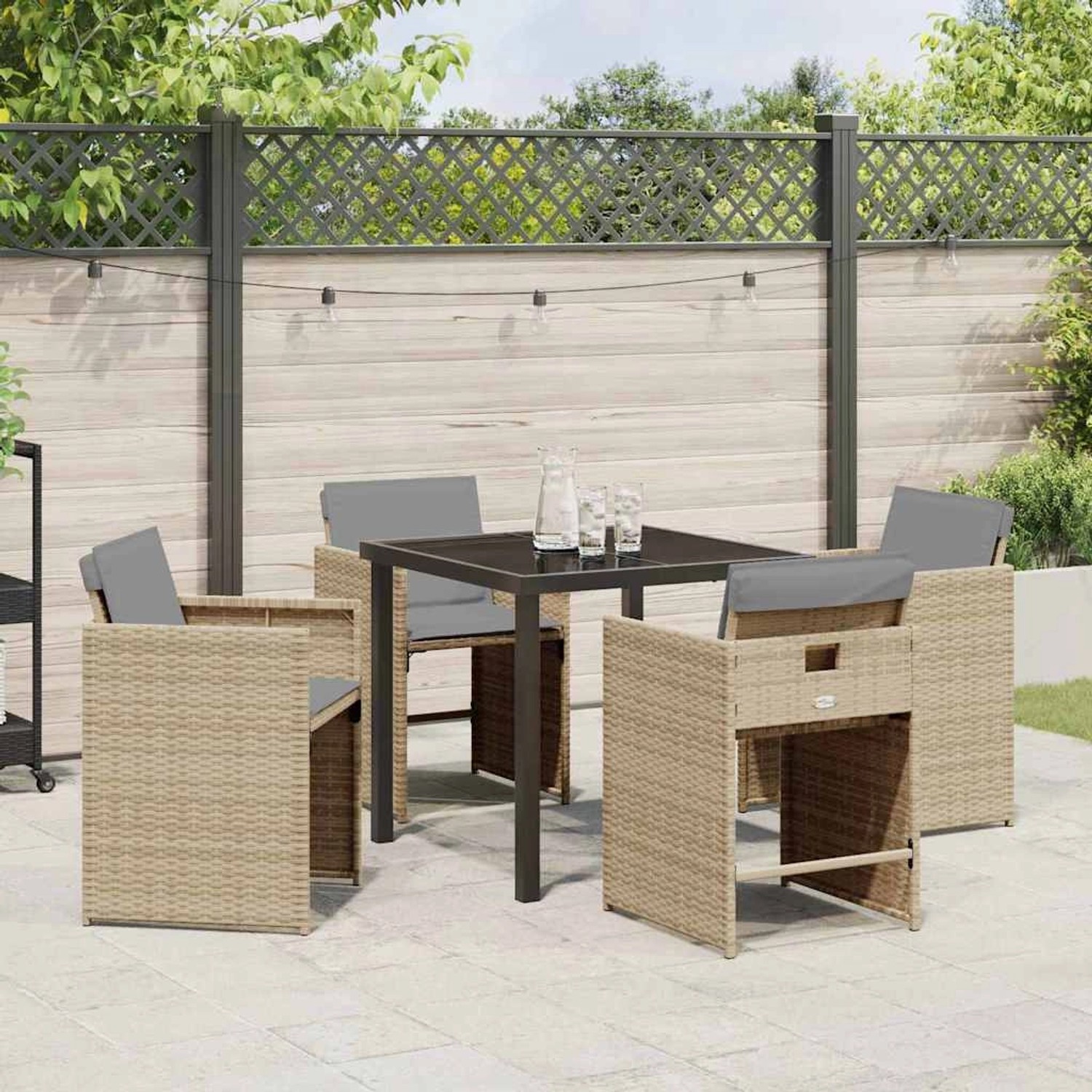 Beige 5-tlg. Garten Essgruppe aus Poly Rattan mit Tisch und Stühlen mit grauen Auflagen.