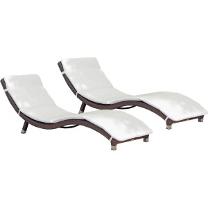 Zwei braune Sonnenliegen Caracas mit creme-farbener Auflage für Garten, Terrasse und Balkon.