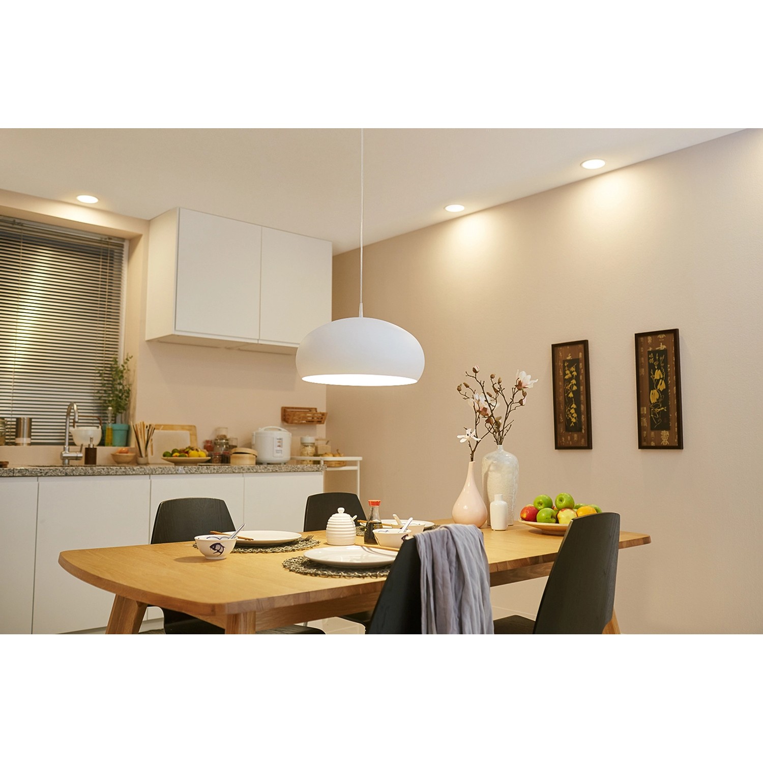 Philips LED E27 8W 3er-Set in Glühlampenform, warmweißes Licht im Esszimmer.
