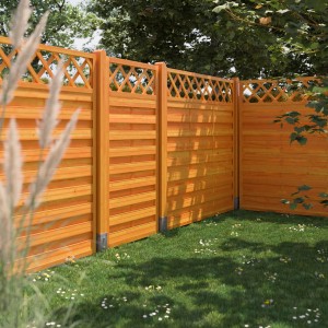 Sichtschutzzaun-Element Country, pinienfarben lasiert, 180x90 cm, im Garten.