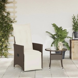 Verstellbarer, brauner vidaXL Gartensessel aus Rattan mit cremefarbenen Kissen.