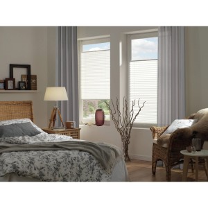 Silbergrauer Bennetti Schal Leinenoptik (140x245cm) als Fenstervorhang im Schlafzimmer.