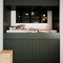 Raumansicht mit montierten, schwarzen Akustikpaneelen Linoleum Conifer Filz an Wand und Decke.