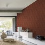 Wohnraum mit roter Marburg Vliestapete Fischgrät in Holzoptik.