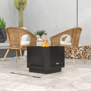 Schwarze Outsunny Feuerschale aus Metall mit Schürhaken, umgeben von Gartenmöbeln.