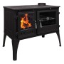 Schwarzer 365 Küchenofen Cook Lite 8,5 kW mit Kochfeld und Feuer im Brennraum.