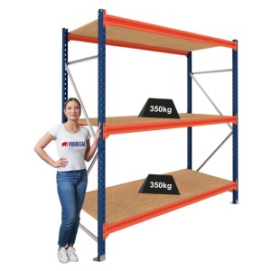 PROREGAL DOMINUS Schwerlastregal, blau/orange, 3 Spanplatten-Ebenen mit 350 kg Fachlast. Frau daneben zur Größenansicht. Für Lager & Werkstatt.