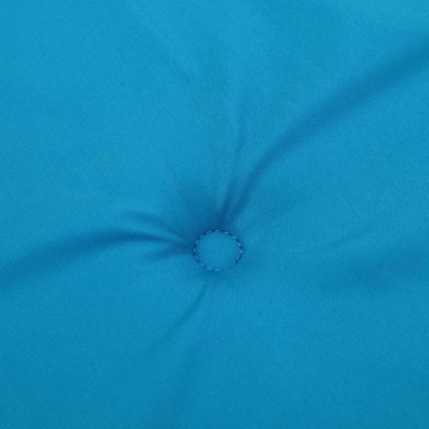 Nahaufnahme einer hellblauen Hochlehner-Auflage aus Oxford-Gewebe mit Knopfheftung. Perfekt als Sitzkissen.
