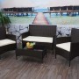 Braune 4-teilige Poly-Rattan Lounge-Garnitur mit creme-farbenen Kissen und Tisch mit Glasplatte.