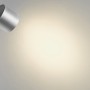 Silberner Philips LED-Spot Star (2er) an Wand mit warmweißem Licht.