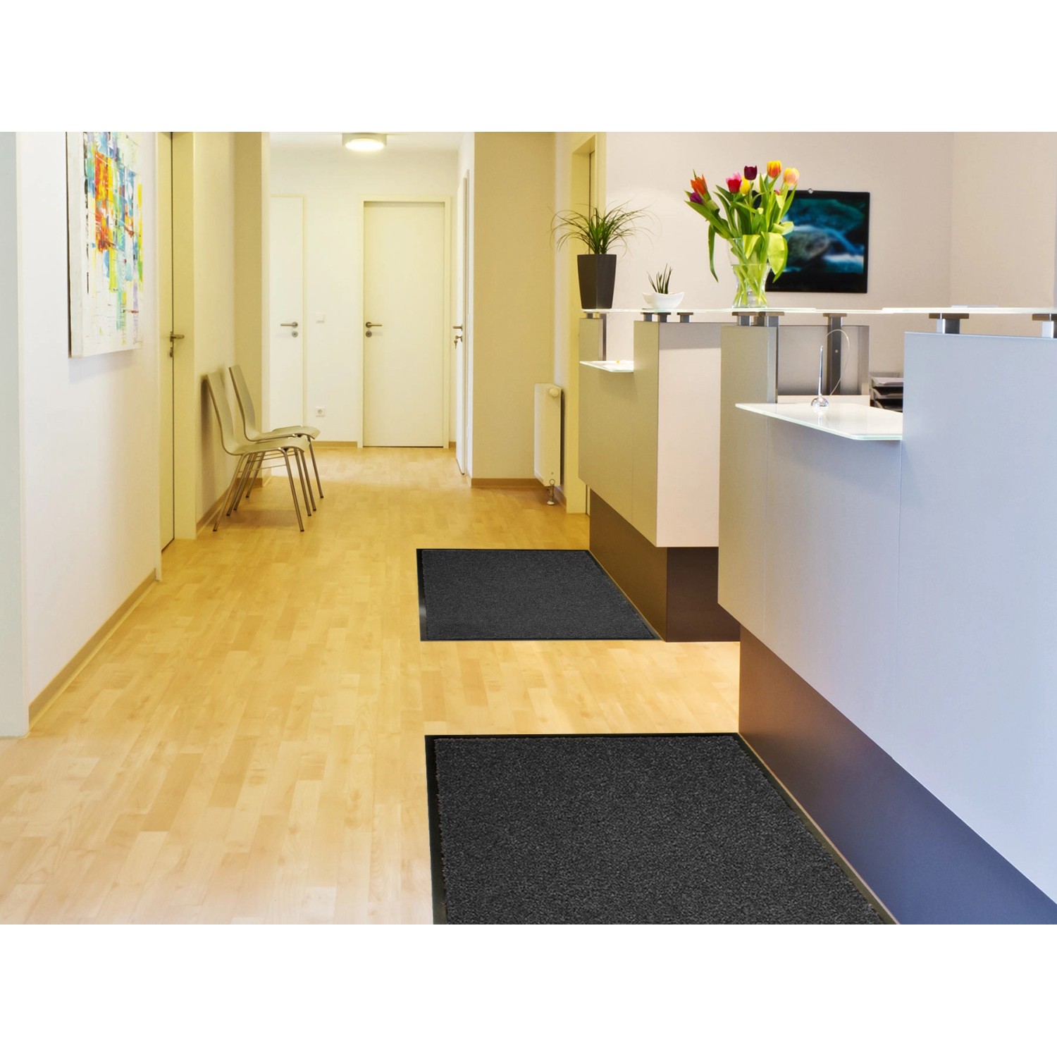 Schwarze Primaflor Schmutzfangmatte Clean 60x180cm im Eingangsbereich.