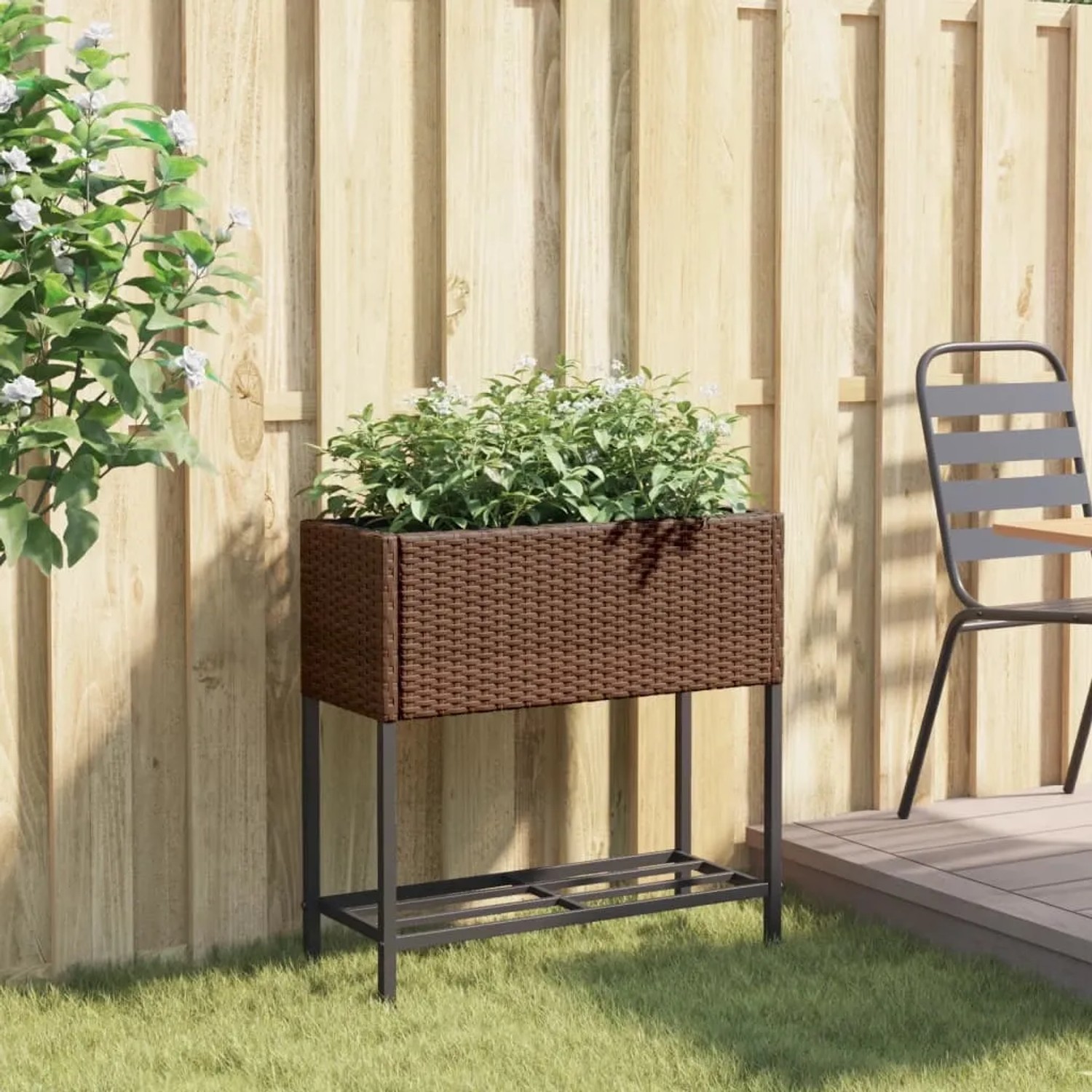 Brauner vidaXL Pflanzkübel mit Ablage aus Poly Rattan für Garten oder Terrasse.
