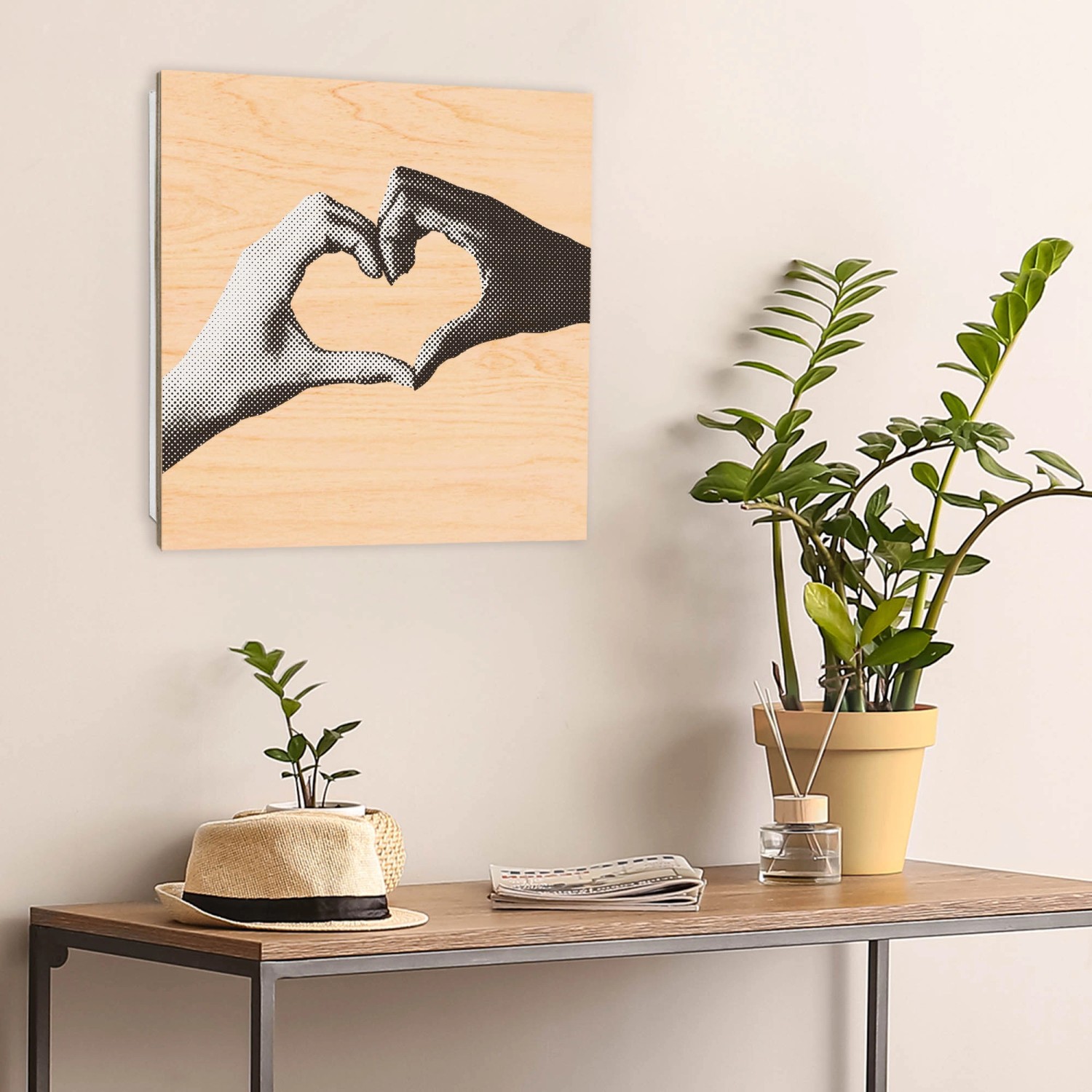 Banjado Schlüsselkasten mit Herzhände-Motiv. Schlüsselbox aus Holz, weiß, mit 50 Haken zur Schlüsselaufbewahrung.