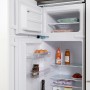 Offener Kühlschrank der Respekta Premium Winkelküche, gefüllt mit Lebensmitteln.