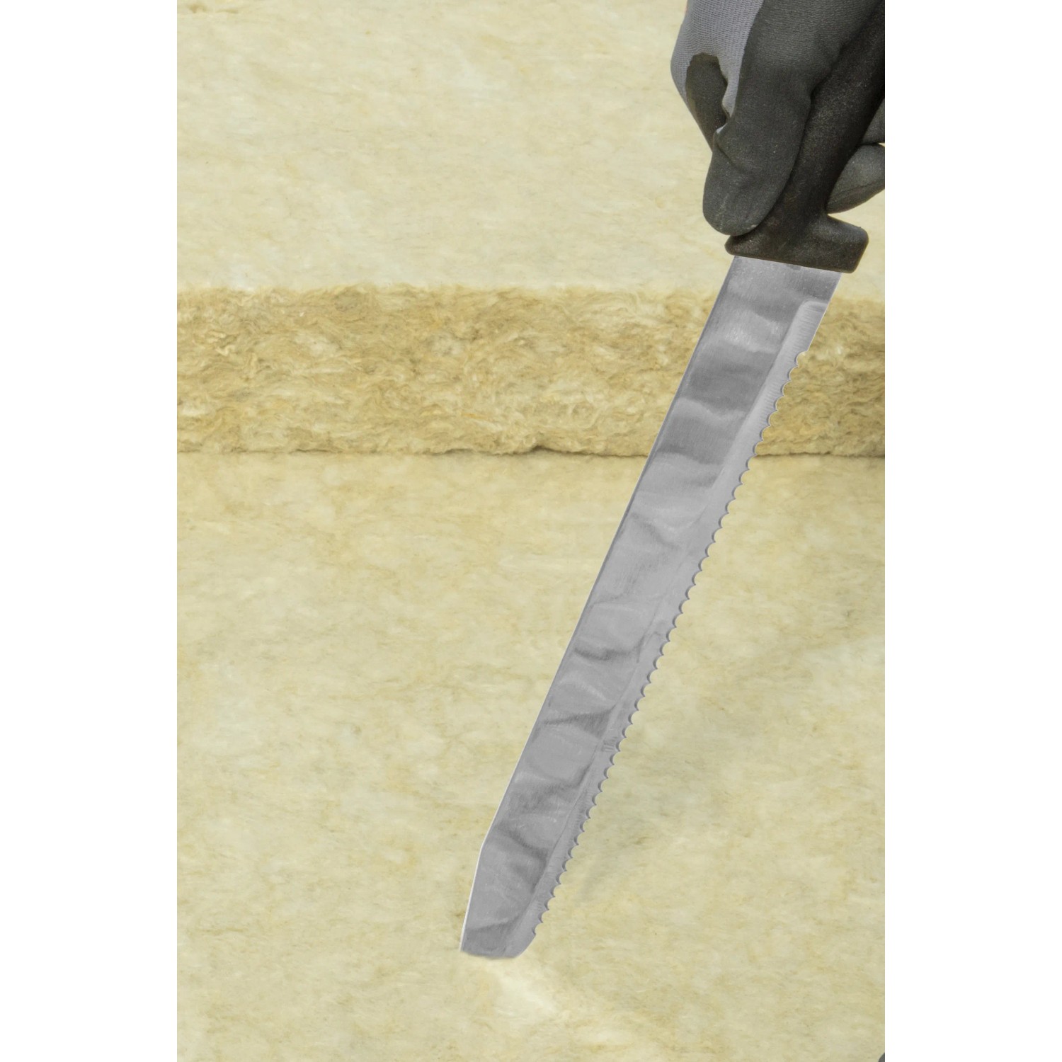 Wolfcraft Dämmstoffmesser mit 305 mm Klinge schneidet Dämmmaterial.