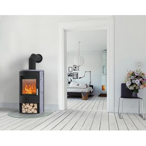 Fireplace Zaria Kaminofen, 6 kW, Speckstein, schwarz, mit Holzscheiten im Brennraum.