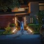 Philips Hue Calla Sockelleuchte beleuchtet Hauseingang mit Kind. Smart Home Außenbeleuchtung.