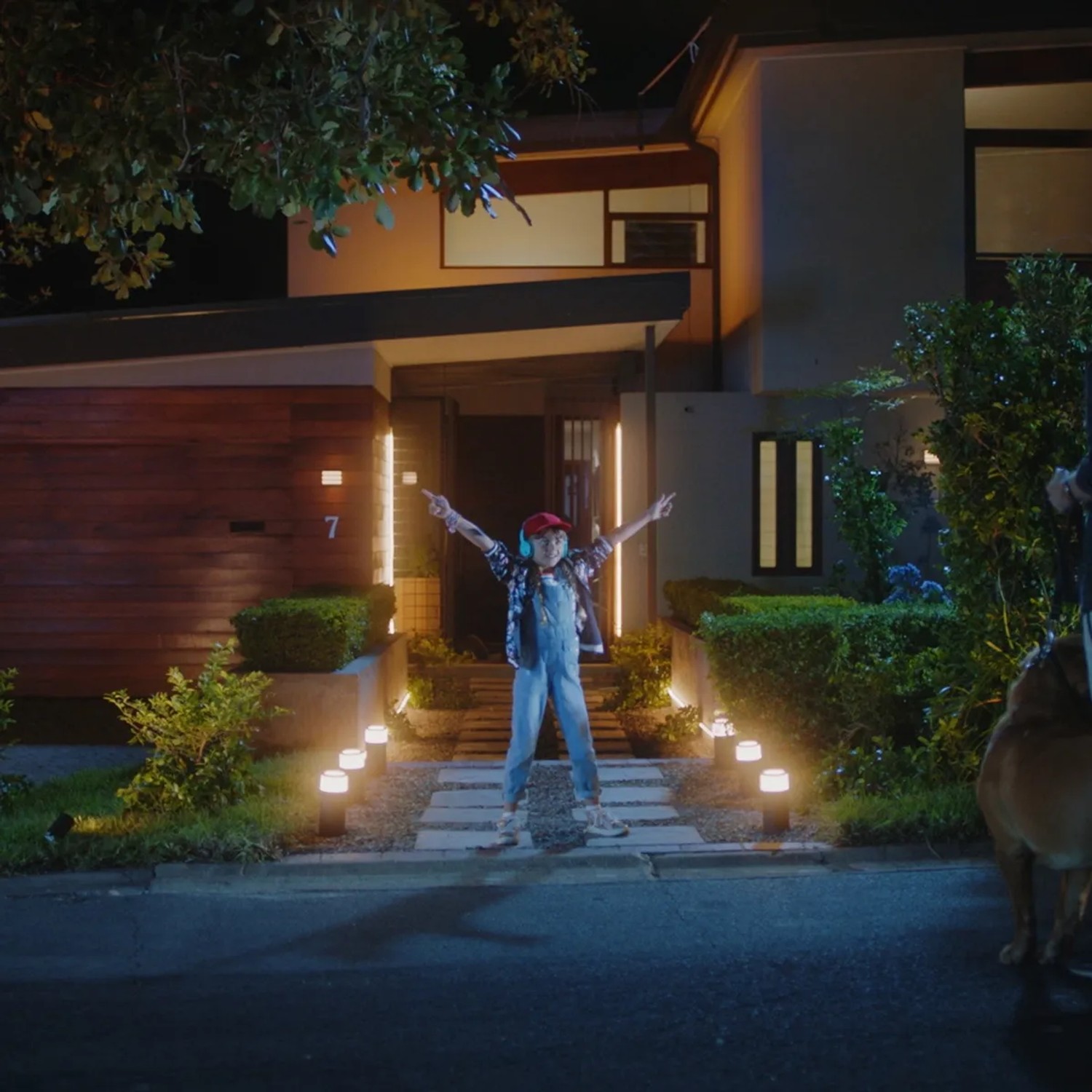 Philips Hue Calla Sockelleuchte beleuchtet Hauseingang mit Kind. Smart Home Außenbeleuchtung.
