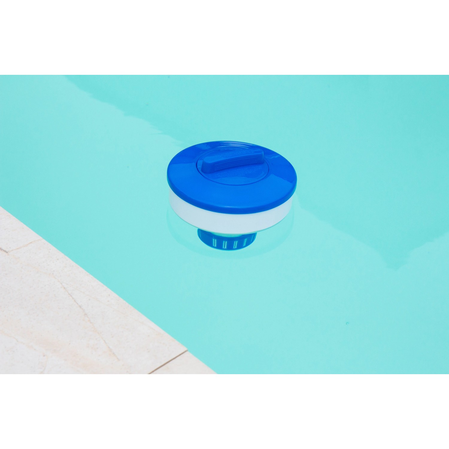 Steinbach Chlordosierschwimmer Maxi im Pool, blau-weißer Dosierschwimmer für 200g Tabletten.