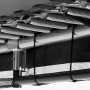 Detailaufnahme des Salta Comfort Edition Ground Trampolins: Federn, Rahmen und Sicherheitsnetz.