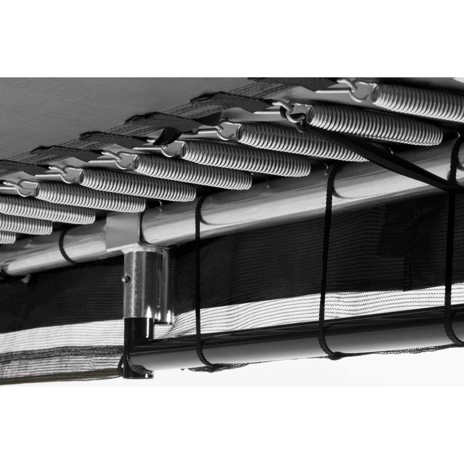 Detailaufnahme des Salta Comfort Edition Ground Trampolins: Federn, Rahmen und Sicherheitsnetz.