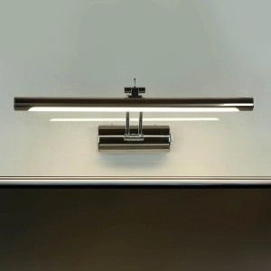 Chromfarbene LED Bad-Wandleuchte, 40 cm breit, mit Schalter. Die Lampe leuchtet hell und ist spritzwassergeschützt.