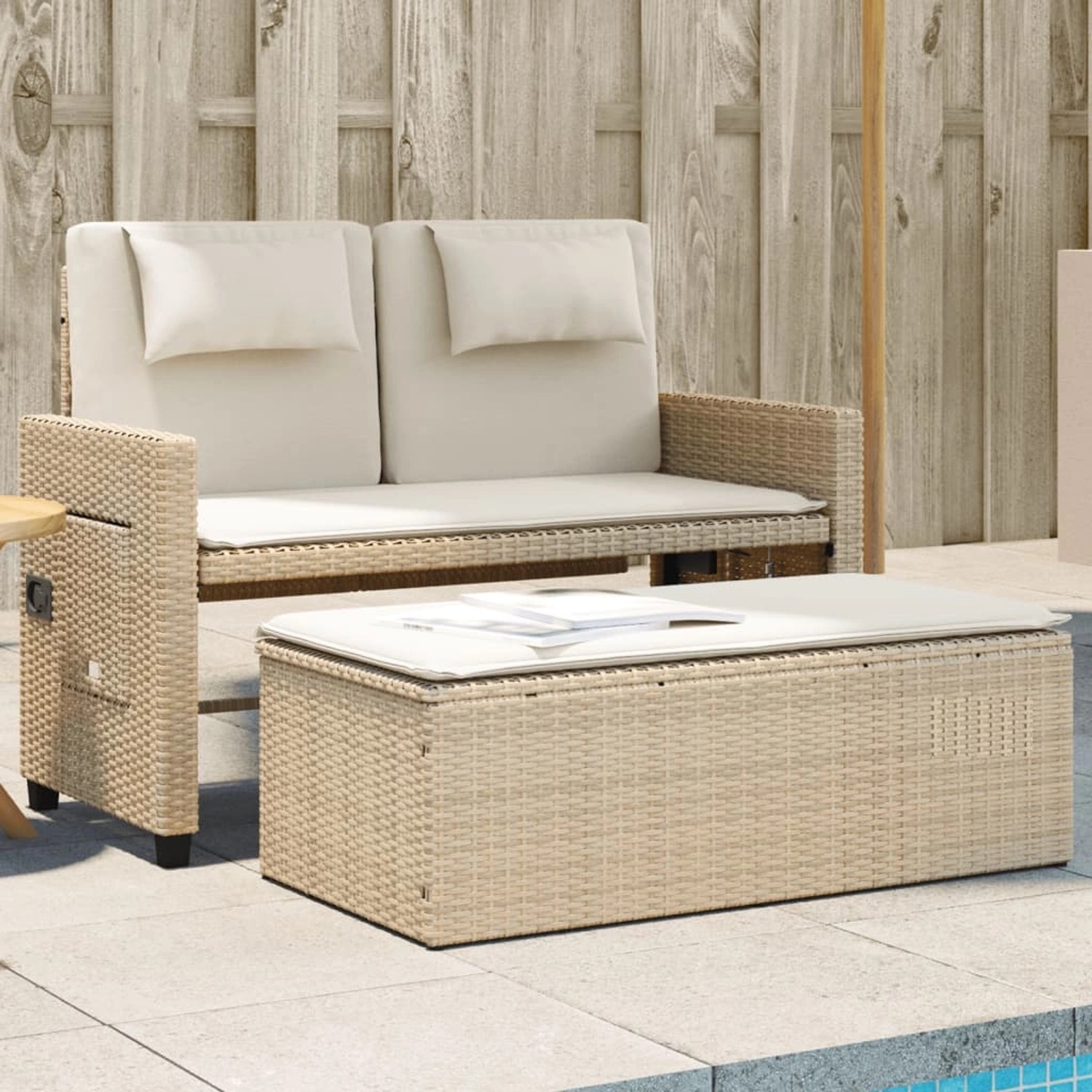 Verstellbare, beige furnicato Gartenbank aus Poly Rattan mit Kissen und Hocker.