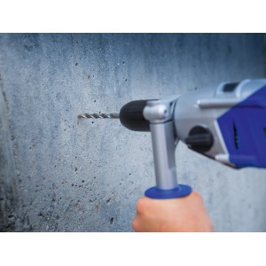 LUX Betonbohrer Comfort (Ø 8 mm) bohrt in Betonwand. Bohrer aus Stahl mit Rundschaft.