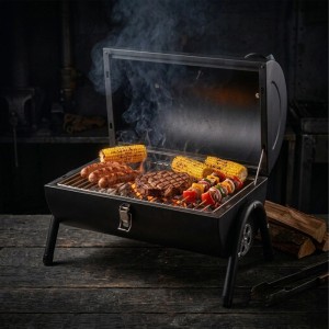 Schwarzer Relaxdays Campinggrill aus Stahl mit offenem Deckel. Würstchen, Steak, Mais und Spieße brutzeln auf dem Grillrost. Tragbarer Holzkohlegrill.