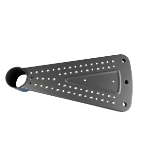 Stufe der Dolle Außenspindeltreppe Gardenspin, anthrazit, mit Lochmuster.