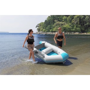 Bestway Hydro Force Sportboot Corinth Elite mit zwei Personen am Strand. Das Boot ist hellgrau mit türkisen Akzenten.