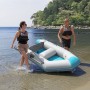 Bestway Hydro Force Sportboot Corinth Elite mit zwei Personen am Strand. Das Boot ist hellgrau mit türkisen Akzenten.