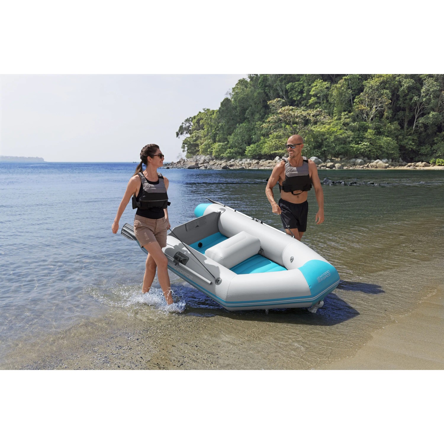 Bestway Hydro Force Sportboot Corinth Elite mit zwei Personen am Strand. Das Boot ist hellgrau mit türkisen Akzenten.