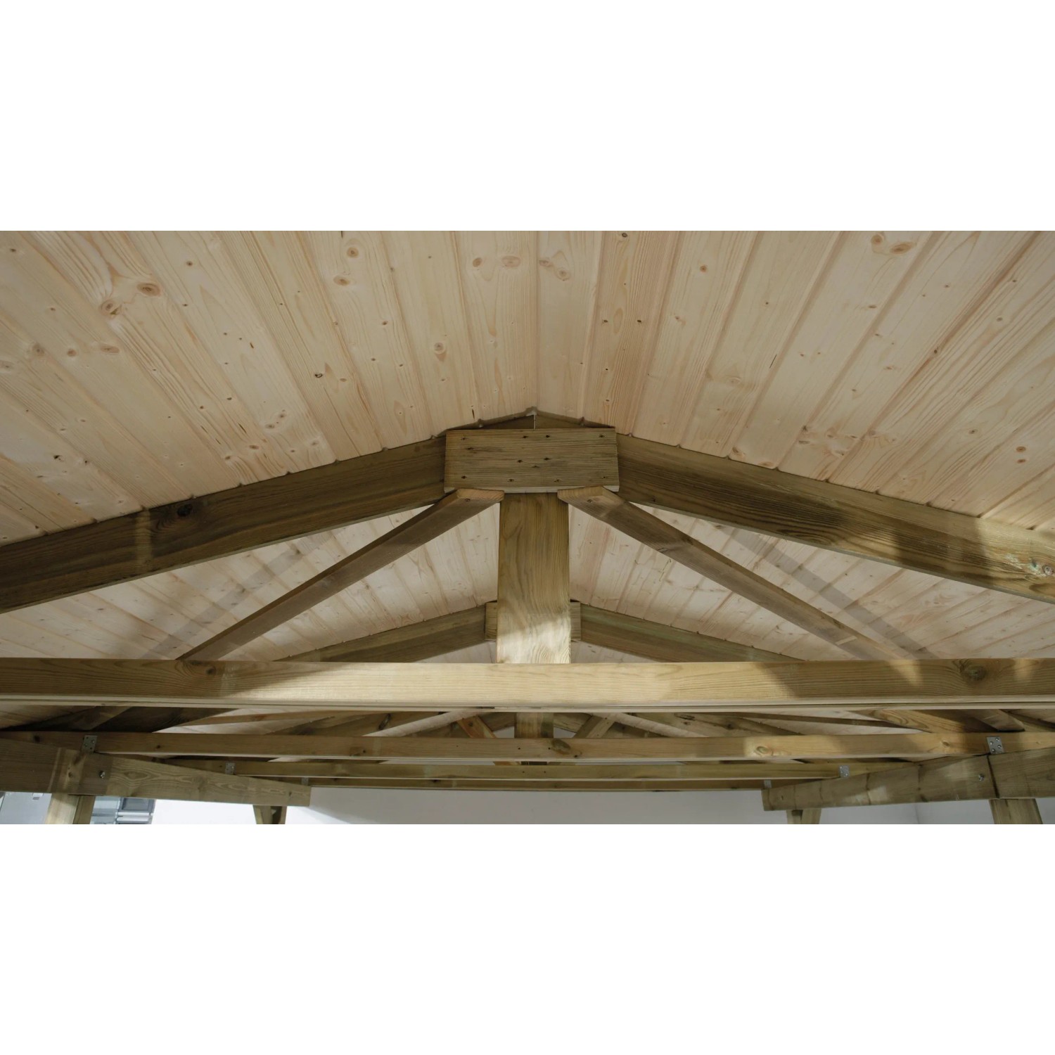 Detailansicht des Satteldachs vom Weka Einzelcarport 611, Holzkonstruktion.