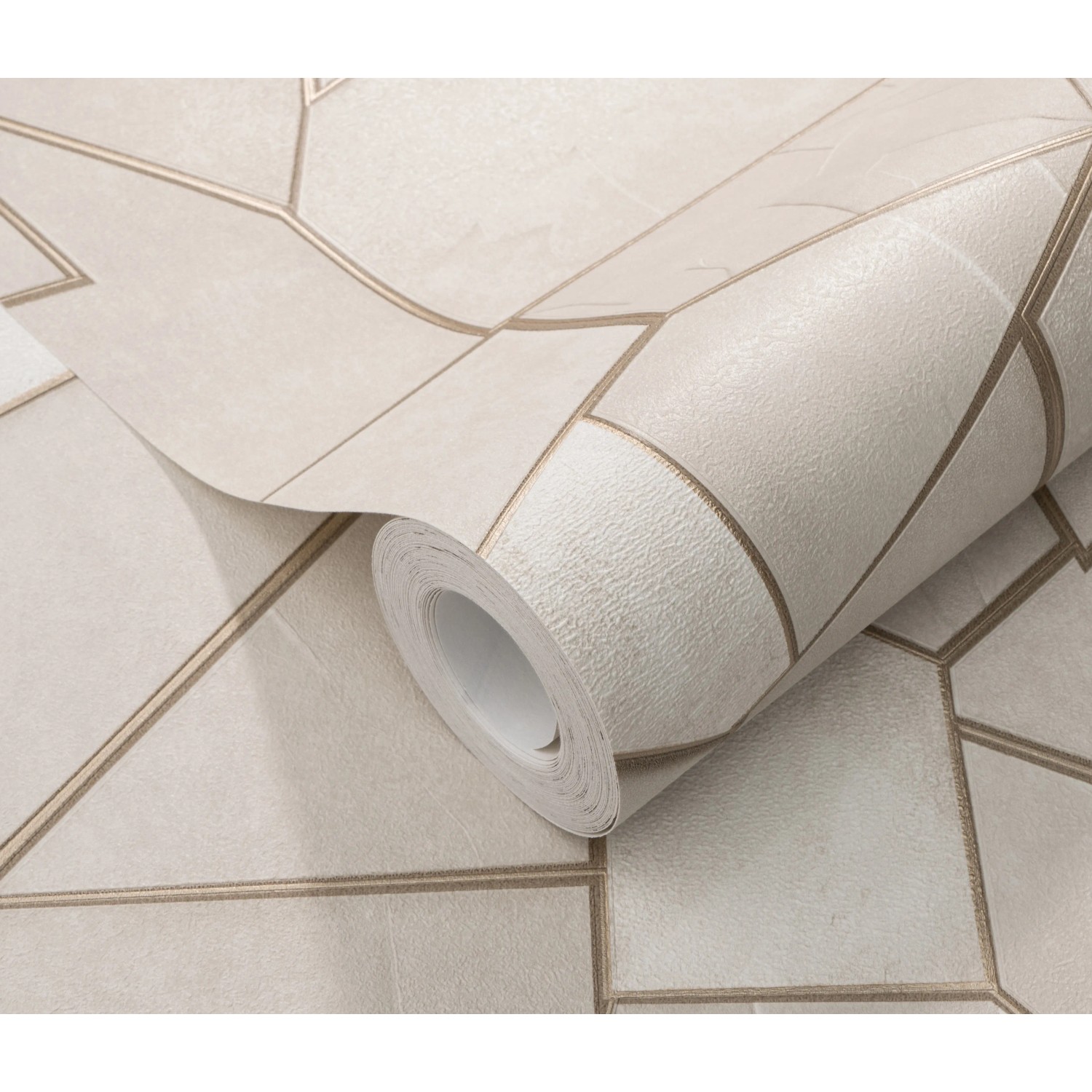 Erismann Vliestapete Elle Decoration 4 Mosaique Beige mit Schieferoptik und goldenen Konturen.