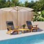 Zwei anthrazitfarbene Adirondack-Auflagen aus Oxford-Gewebe auf Holzstühlen am Pool. Bequeme Sitzkissen für Gartenstühle.