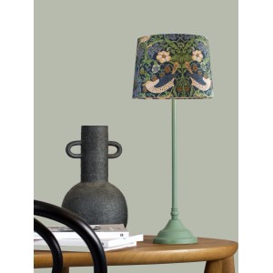 PR Home Tove Tischleuchte mit grünem Fuß und gemustertem Schirm im Morris-Design.