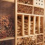 Großes, zweigeteiltes Kobolo Insektenhotel LUXURY XXL aus Holz mit verschiedenen Füllmaterialien.