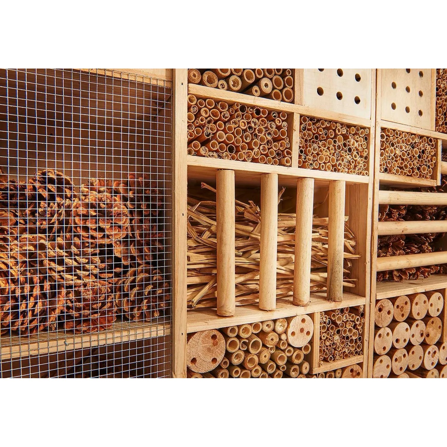 Großes, zweigeteiltes Kobolo Insektenhotel LUXURY XXL aus Holz mit verschiedenen Füllmaterialien.