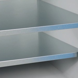 Detailaufnahme: Lichtgraue Regalfächer der PROREGAL Werkbank Giant Rhino.