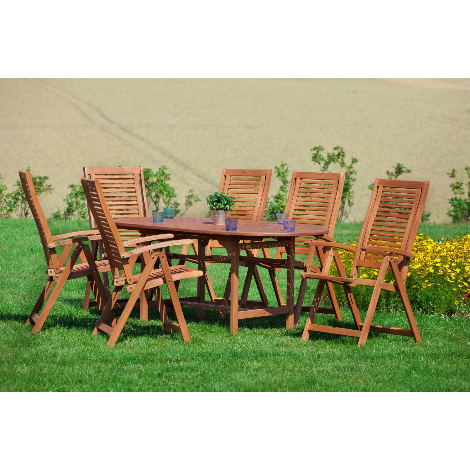 Braunes 7-teiliges Gartenmöbel-Set Cordoba mit Ausziehtisch und 6 Klappsesseln aus Eukalyptusholz.