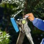 Akku-Reinigungsbürste Twin Brush mit blauem Bürstenkopf und Akku-Starterset im Einsatz.