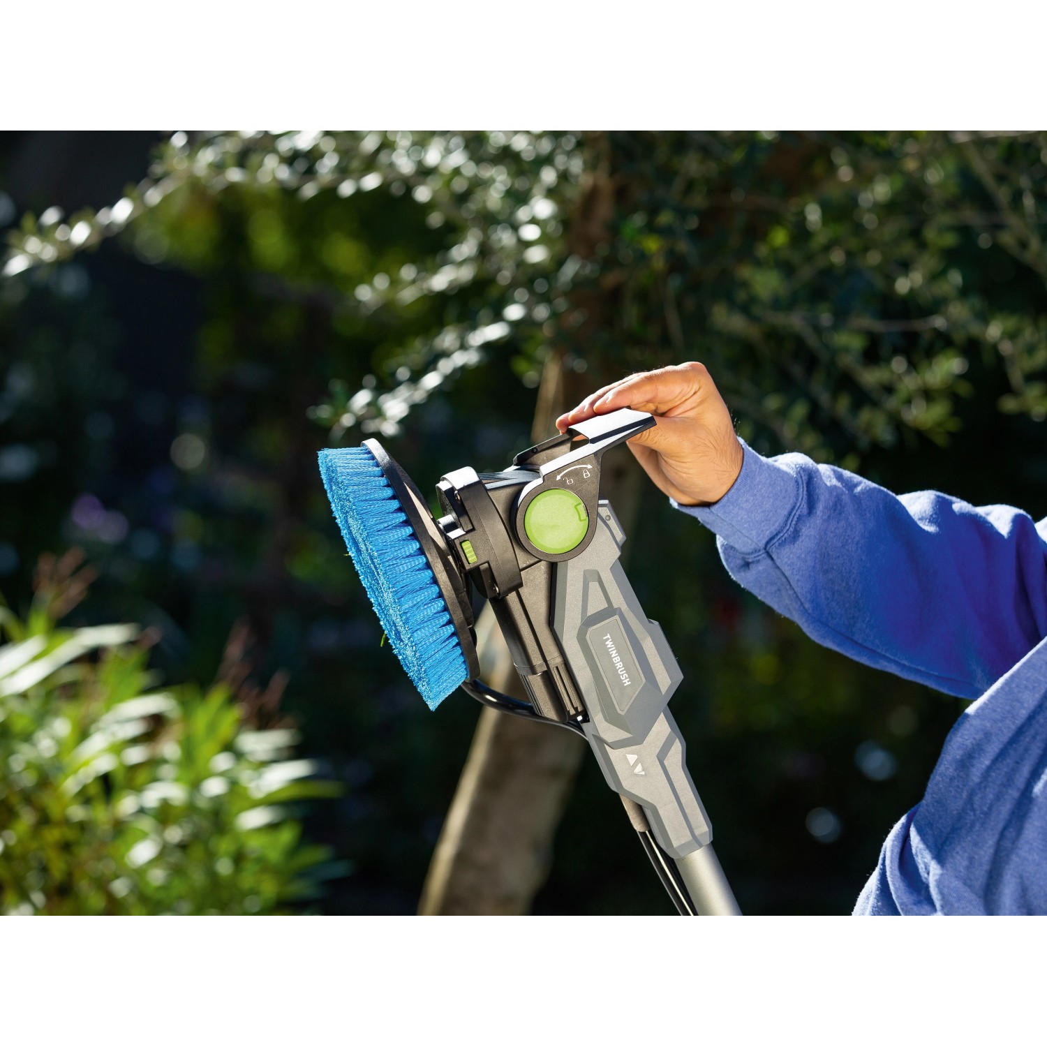 Akku-Reinigungsbürste Twin Brush mit blauem Bürstenkopf und Akku-Starterset im Einsatz.