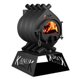 Schwarzer Kanuk Original 7 kW Holzofen mit brennendem Holz, runder Form, Heizrohren und stabilem Untergestell.