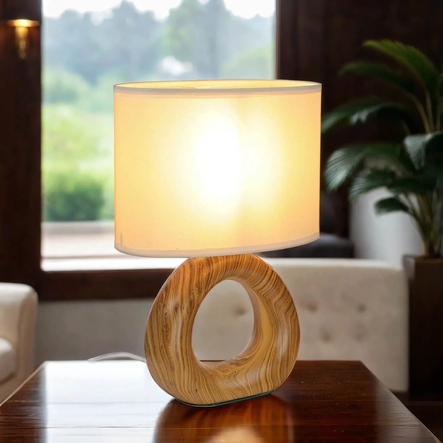 Beige Tischleuchte mit Keramikfuß in Holzoptik und Stoffschirm, 28 cm hoch.