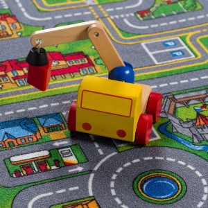 Bunter Kinder Spielteppich Abenteuerland mit Straßenmuster und Spielzeugbagger.