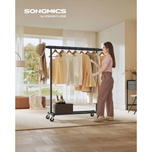 Schwarzer Songmics Kleiderständer Pataye mit ausziehbarer Stange und Kleidung im Raum.