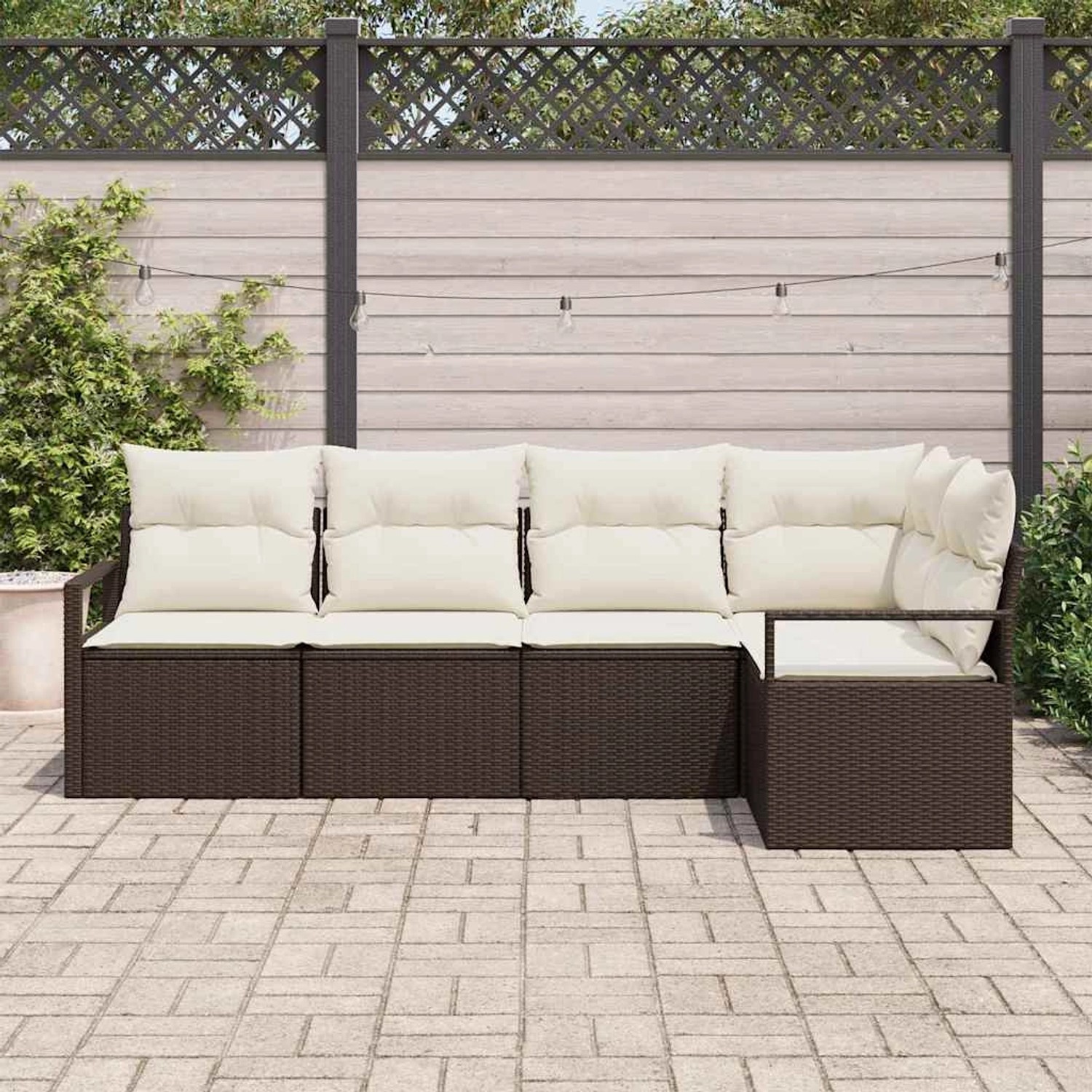 Braunes 5-tlg. vidaXL Garten-Sofa-Set aus Polyrattan mit cremefarbenen Kissen.